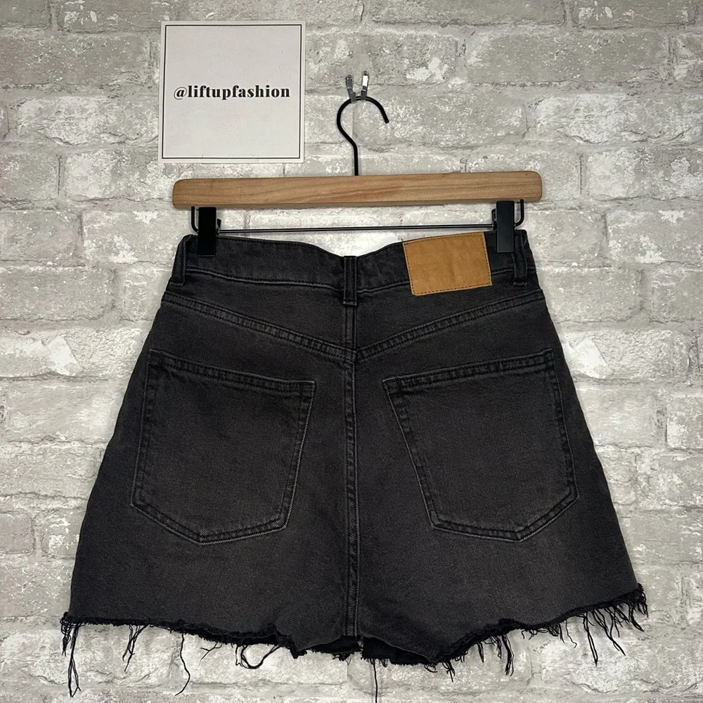 EUC H&M Women’s Black Denim Cut Off Shorts Size 6 / 26in Waist (No Size Tag) - Picture 6 of 16
